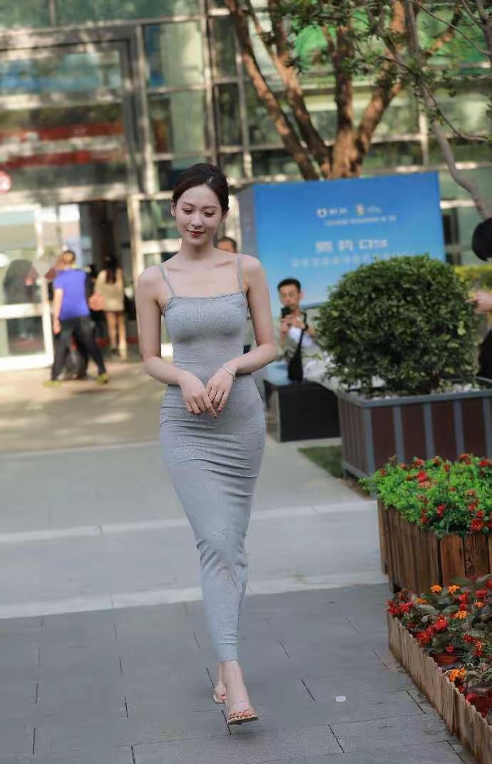 优雅气质，时尚穿搭，自信步伐，都市风情你见过穿着简单打扮很气质的女人吗 你遇到过