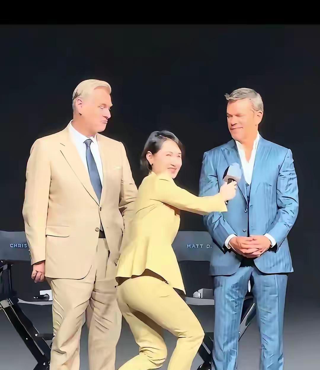 现在流行跪式服务，为啥她不跪着呢？跪又跪不下去，站又站不起来，多别扭。