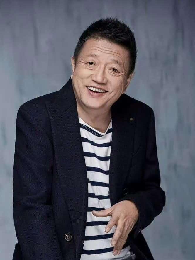 年纪大了就得悠着点啊，
秦焰去世前就踩了大坑，
72岁的高龄不在家颐养天年，反而