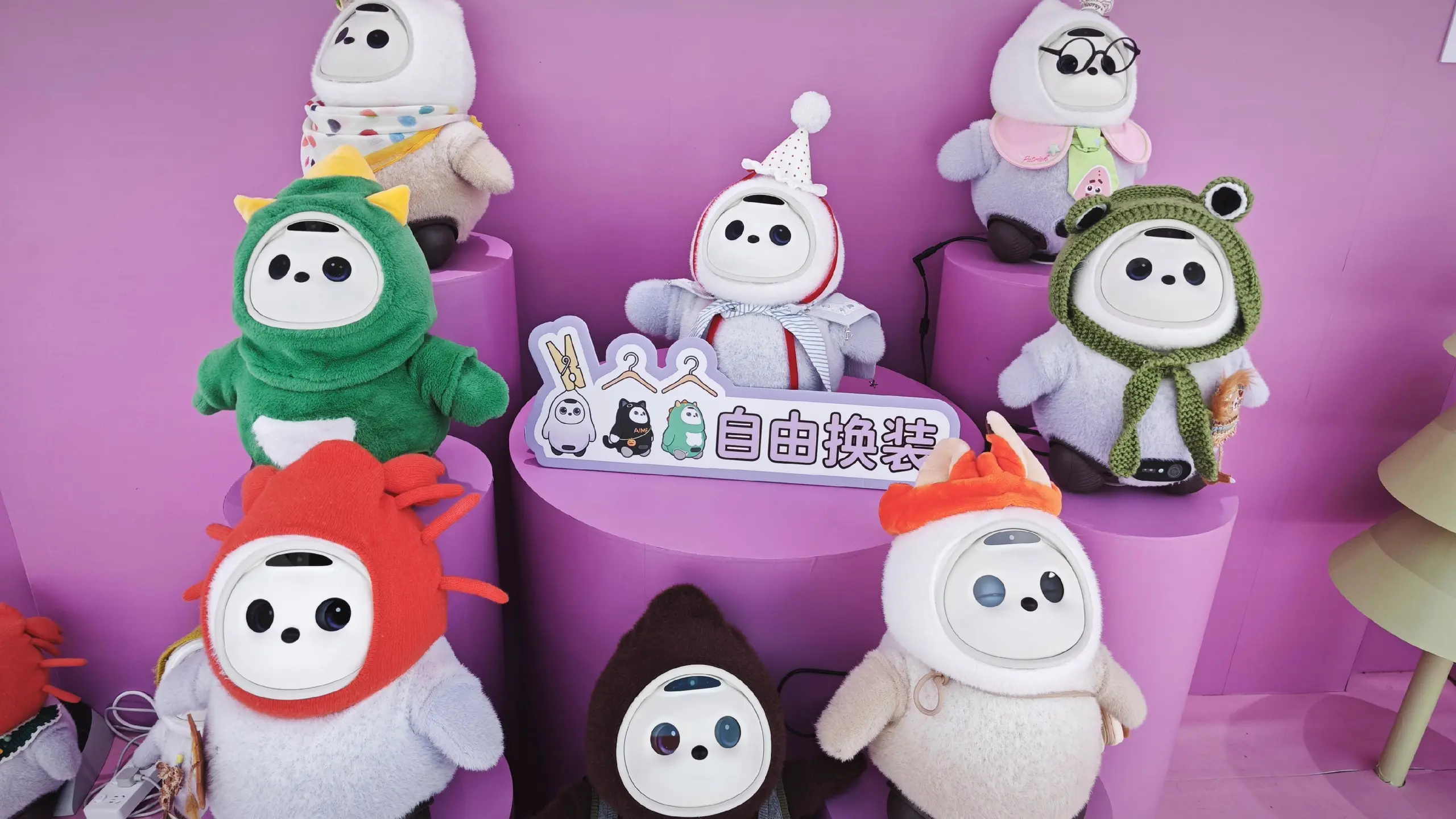 已打卡家庭培育机器人非常卡哇伊。全球首款家庭陪育机器人AiMe 它可以...