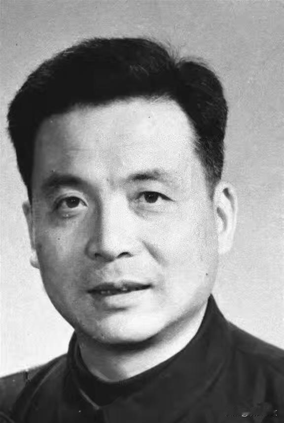 1958年8月，邓稼先调入核武器研究所之后，他的名字再也没有出现过大众视野，因为