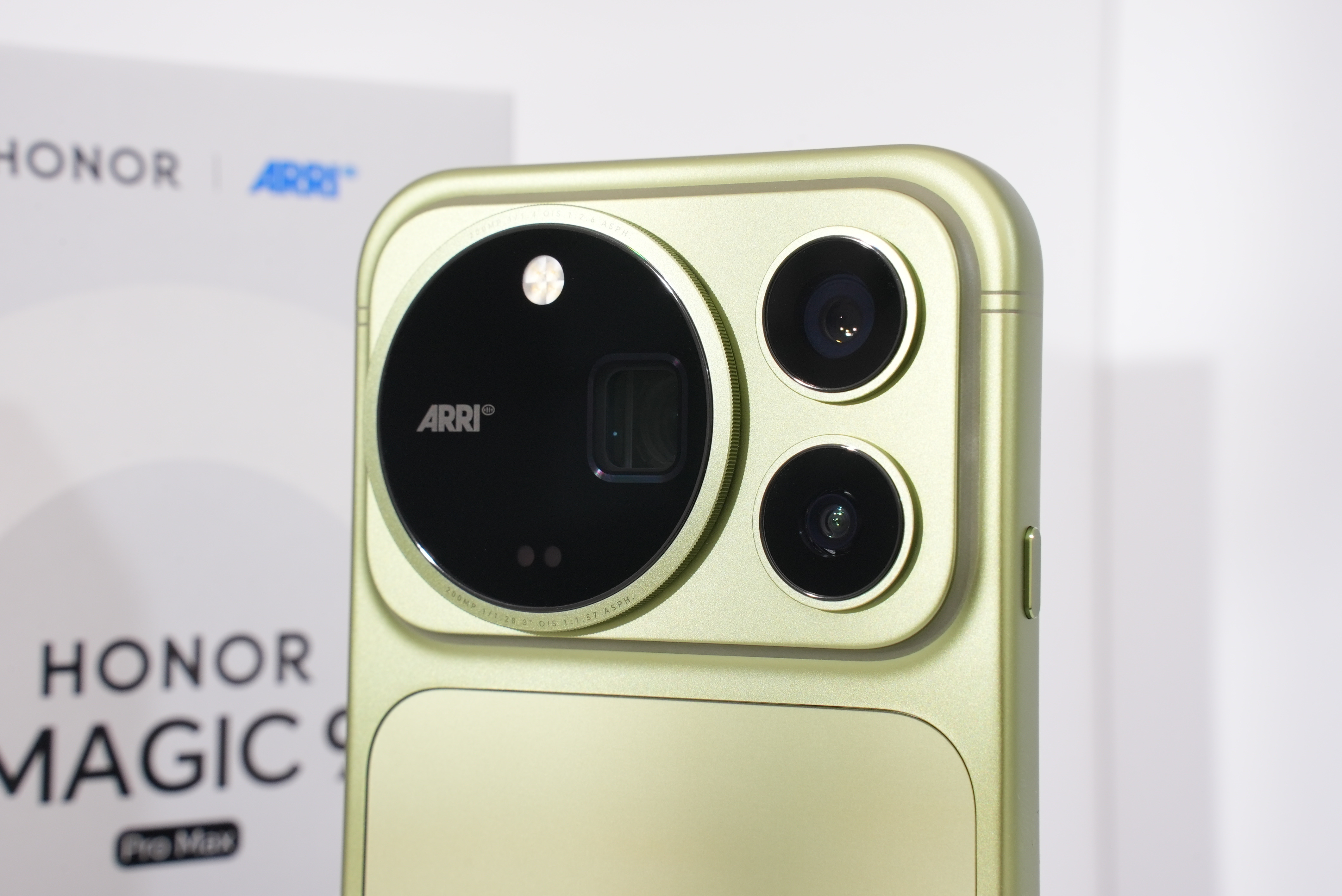 荣耀Magic9 Pro Max真机实拍[不愧是你]渐变的苔青配色，质感真的不错