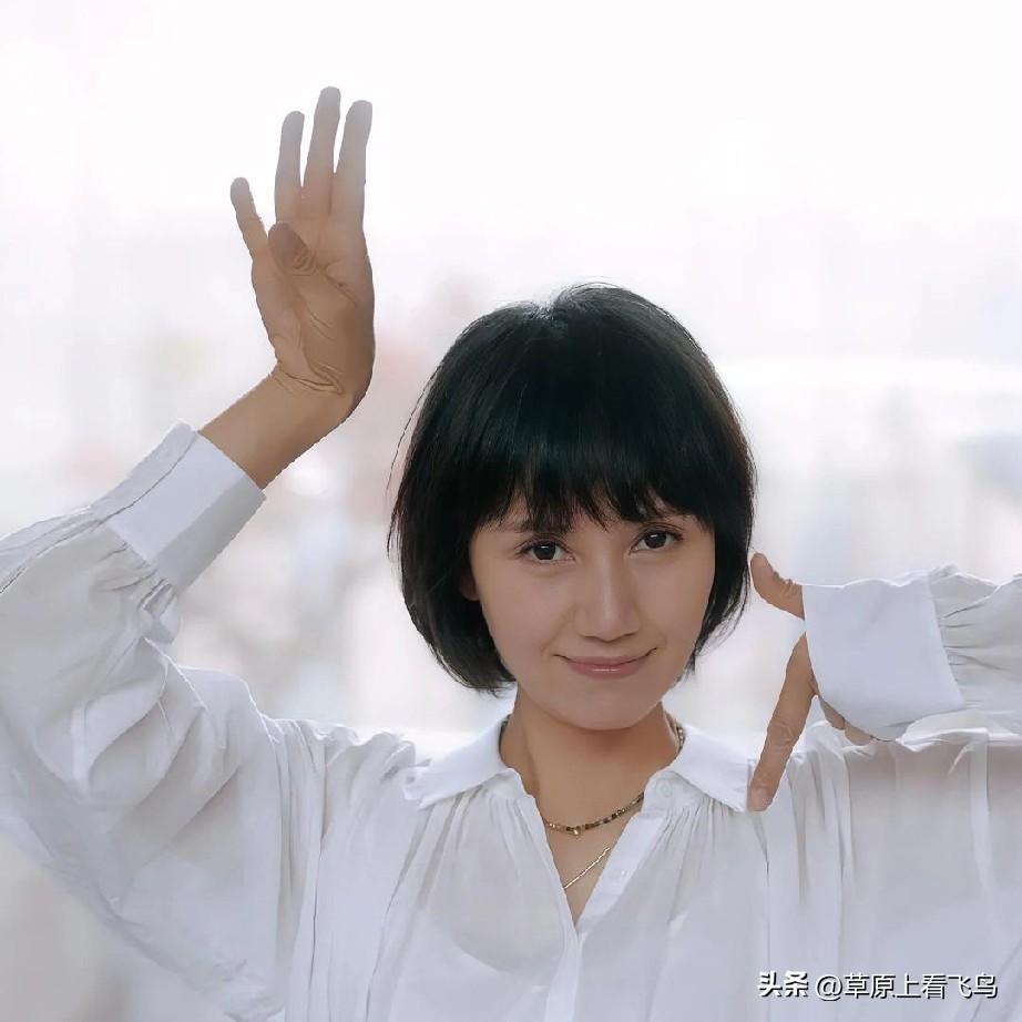 大家发现没？
袁泉有个过人之处，
那就是她颜值不算顶级的，但就是有一种独特的美。