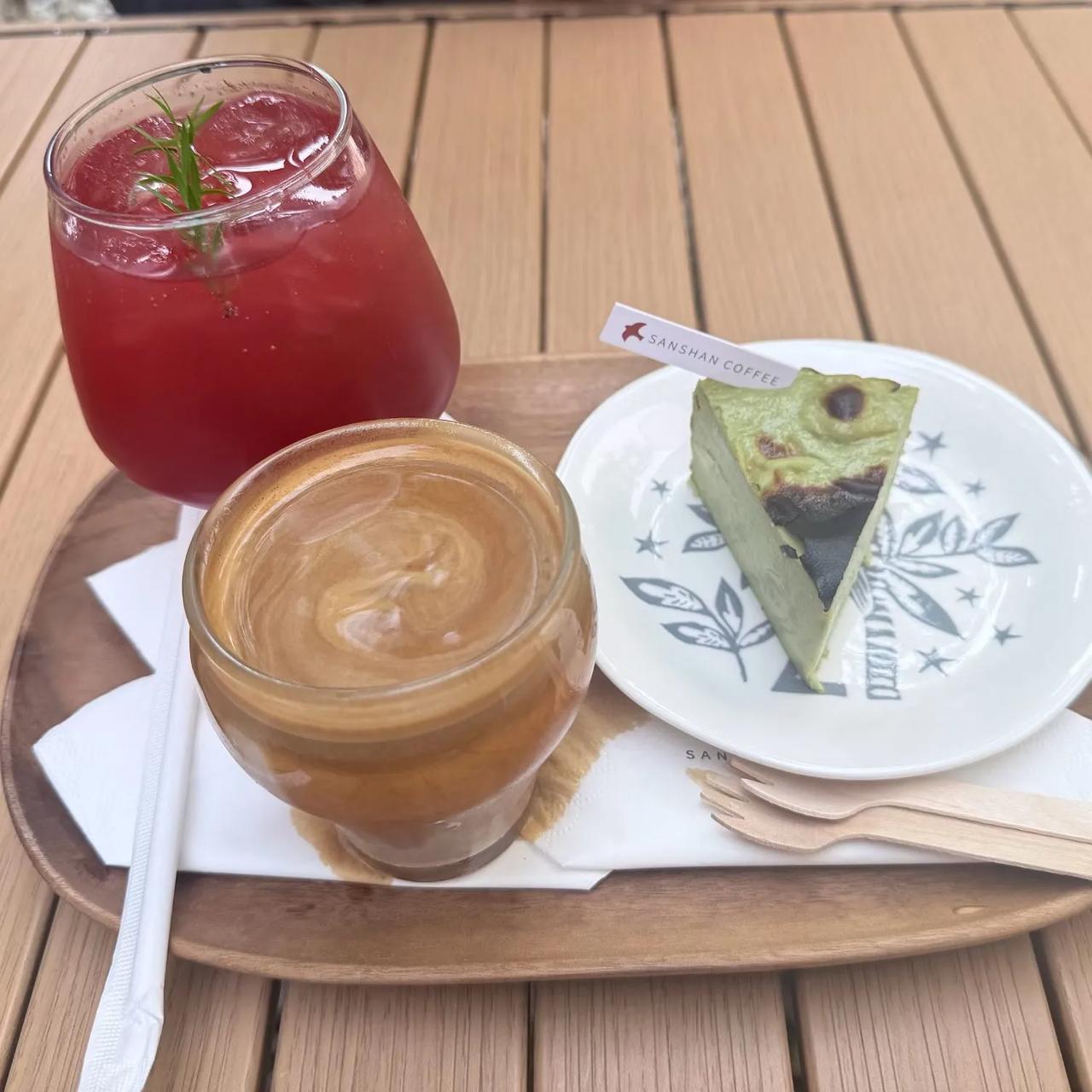 午后小憩
 
木板接住闲散的时光
一杯冰咖，漾开棕褐色涟漪
红色果饮，盛着盛夏的