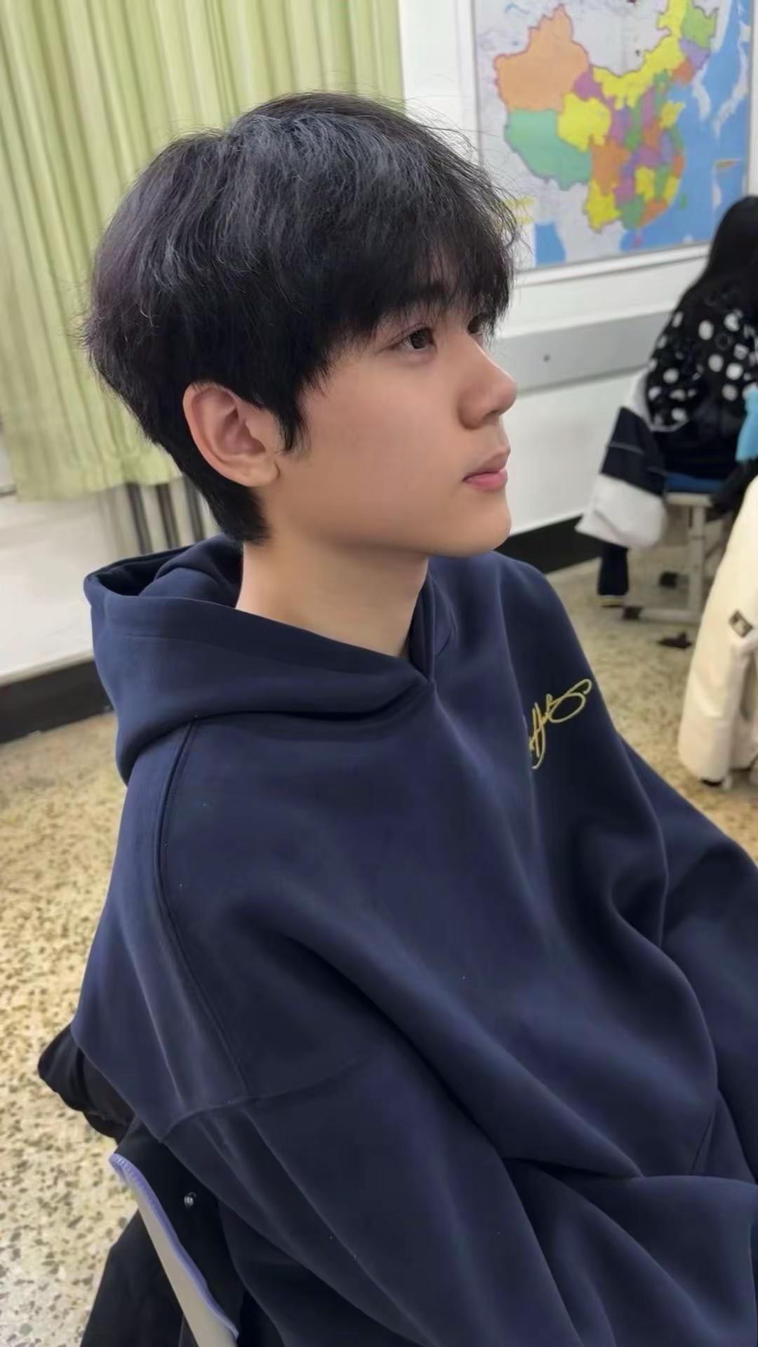 不喜欢我的先让一让 让喜欢我的上前面来。比帅照更有杀伤力 侧脸