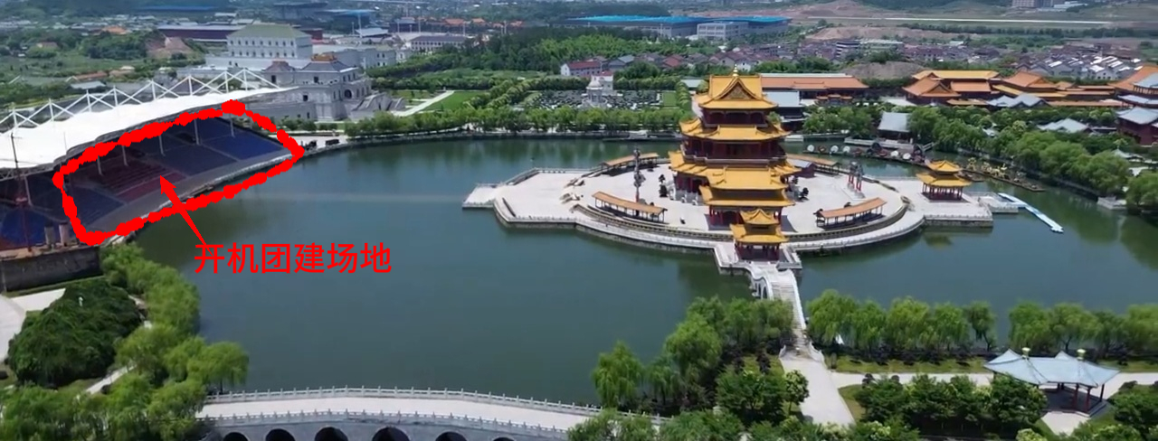 好多人私信我到底什么位置，可以看下图。整个仪式布置和观众大概两米不到吧，比乐池近