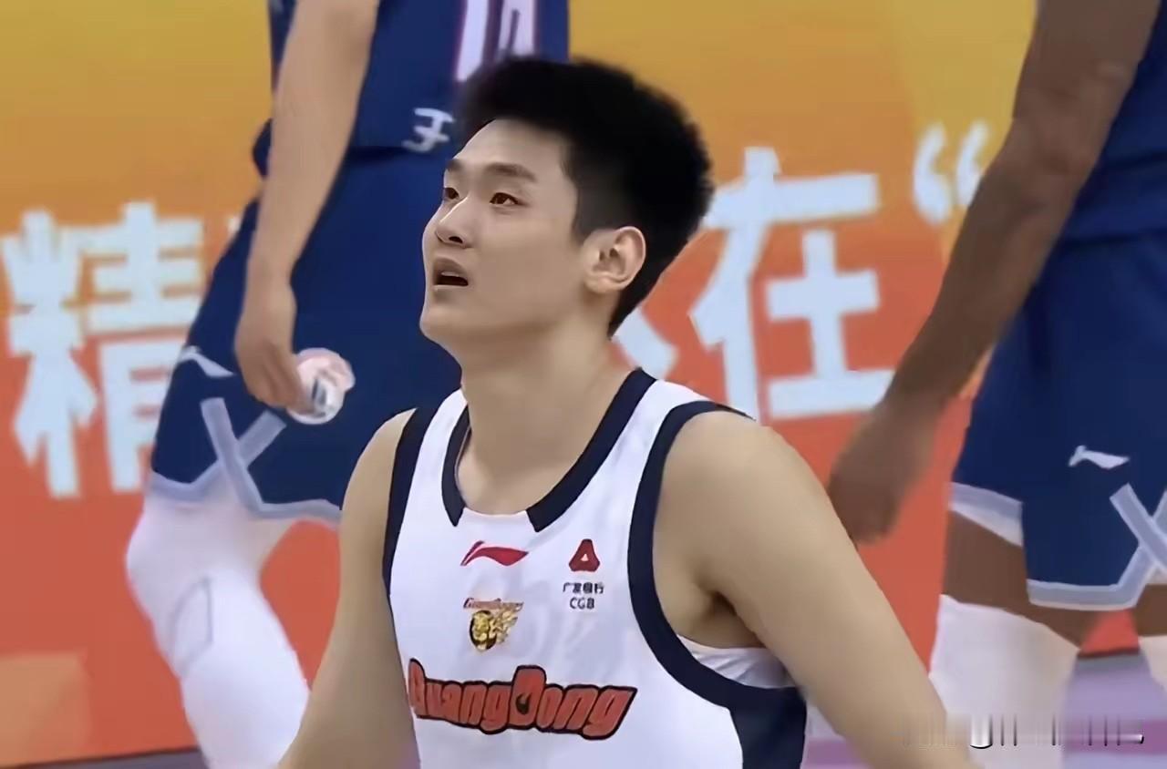 广东宏远小孩哥王洪泽成长了！在广东与青岛的比赛中砍下了22分8篮板的数据当选了本