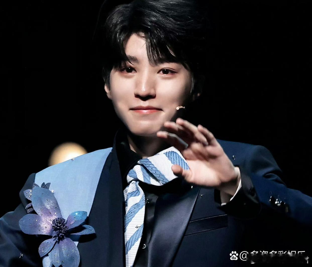 王俊凯抹眼泪王俊凯演了六场话剧，每一场都特别用心，最后圆满成功，他下台后偷偷抹眼