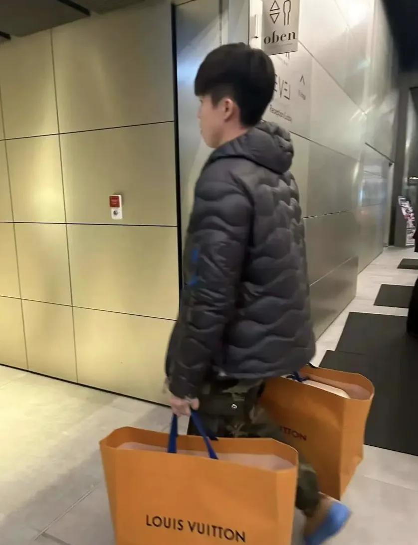 头哥今天在法兰克福，手提两个大件回来了。

法兰克福街头出现了一位熟悉的身影——