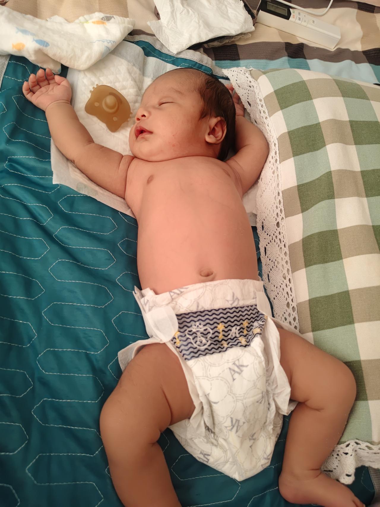 （此文配图涉及帅哥裸照，美女不宜，请谨慎观望。[偷笑]）

早上吃饭时候和儿子闲