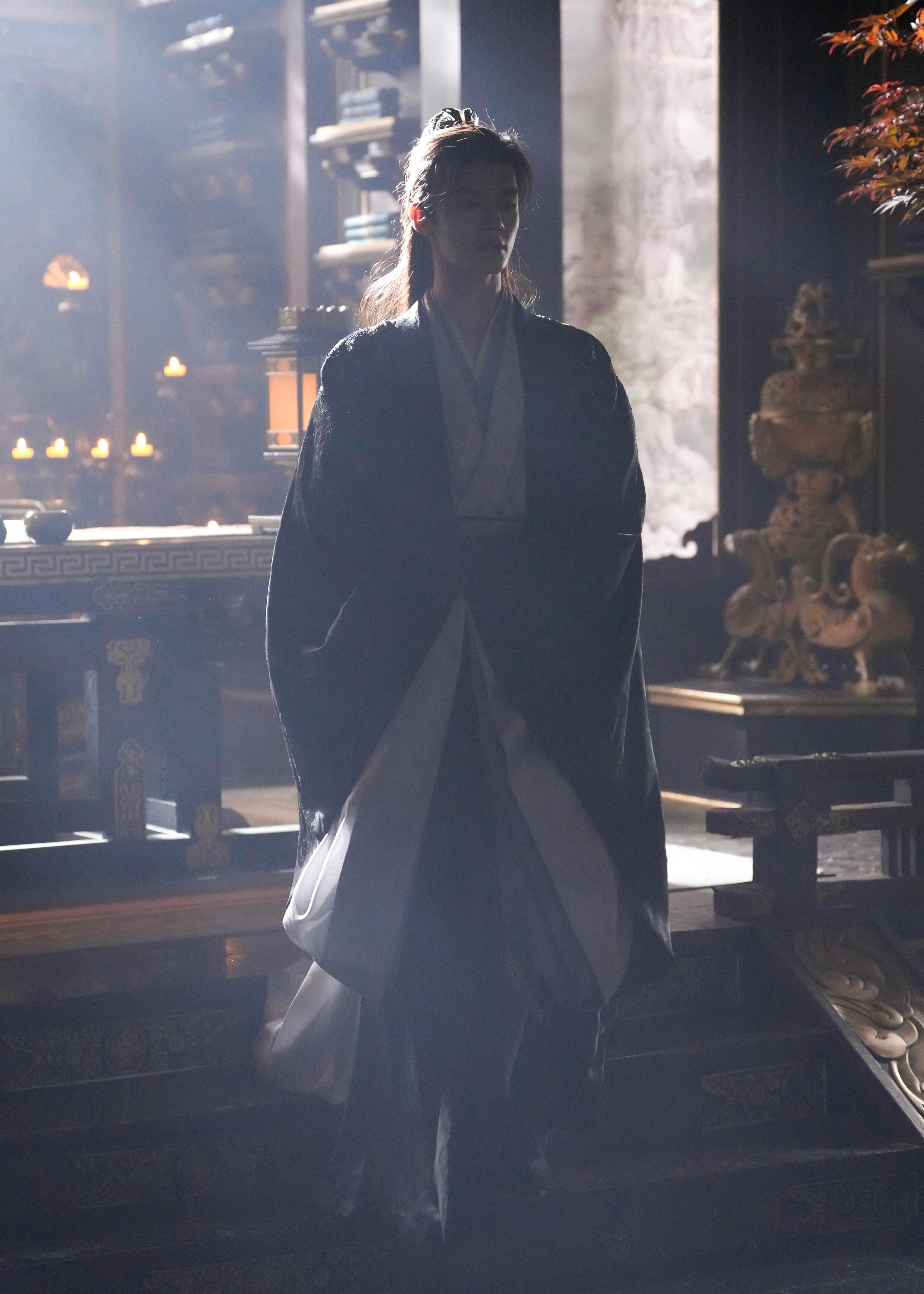 何与萧华雍残破身躯做铠甲 棋逢对手的心动，同路之人的默契。萧华雍对沈汐和的爱，是