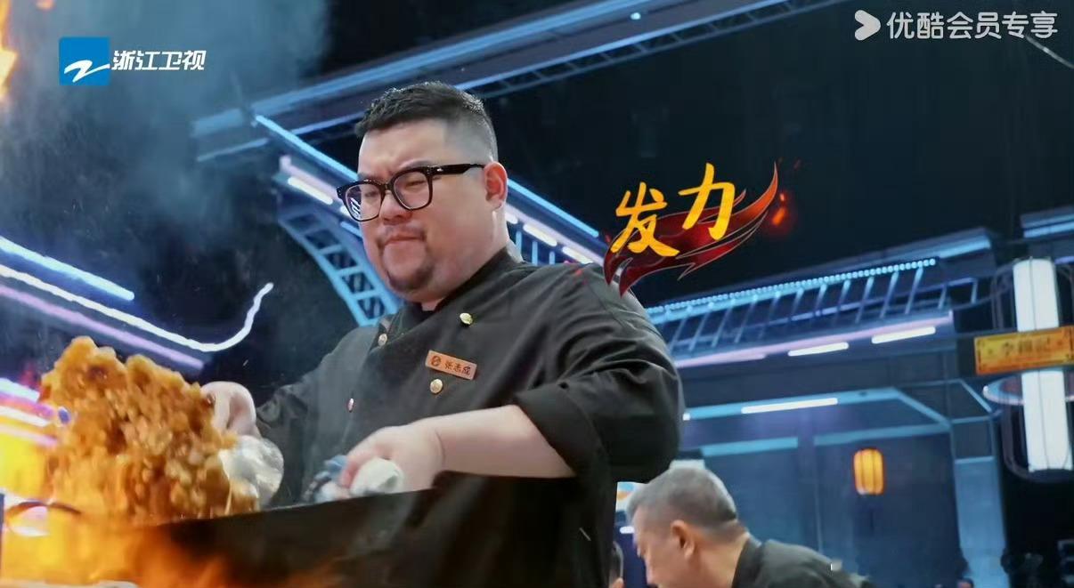 黑麒麟小胖半小时连炒11锅宫保鸡丁炙热游戏百厨大战 天呐这个速度还能把火候色泽味