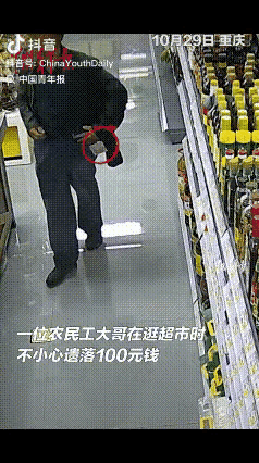 “不发财都难！”重庆一农民工大哥来到一超市转了一圈后，什么也没买就走了，谁知，次