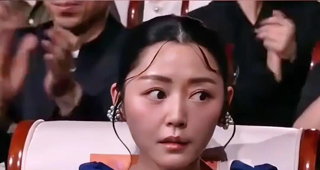 不知道大家注意到了吗，

卫诗雅百花奖上台领奖，她第一个表情不是高兴，而是懵了！