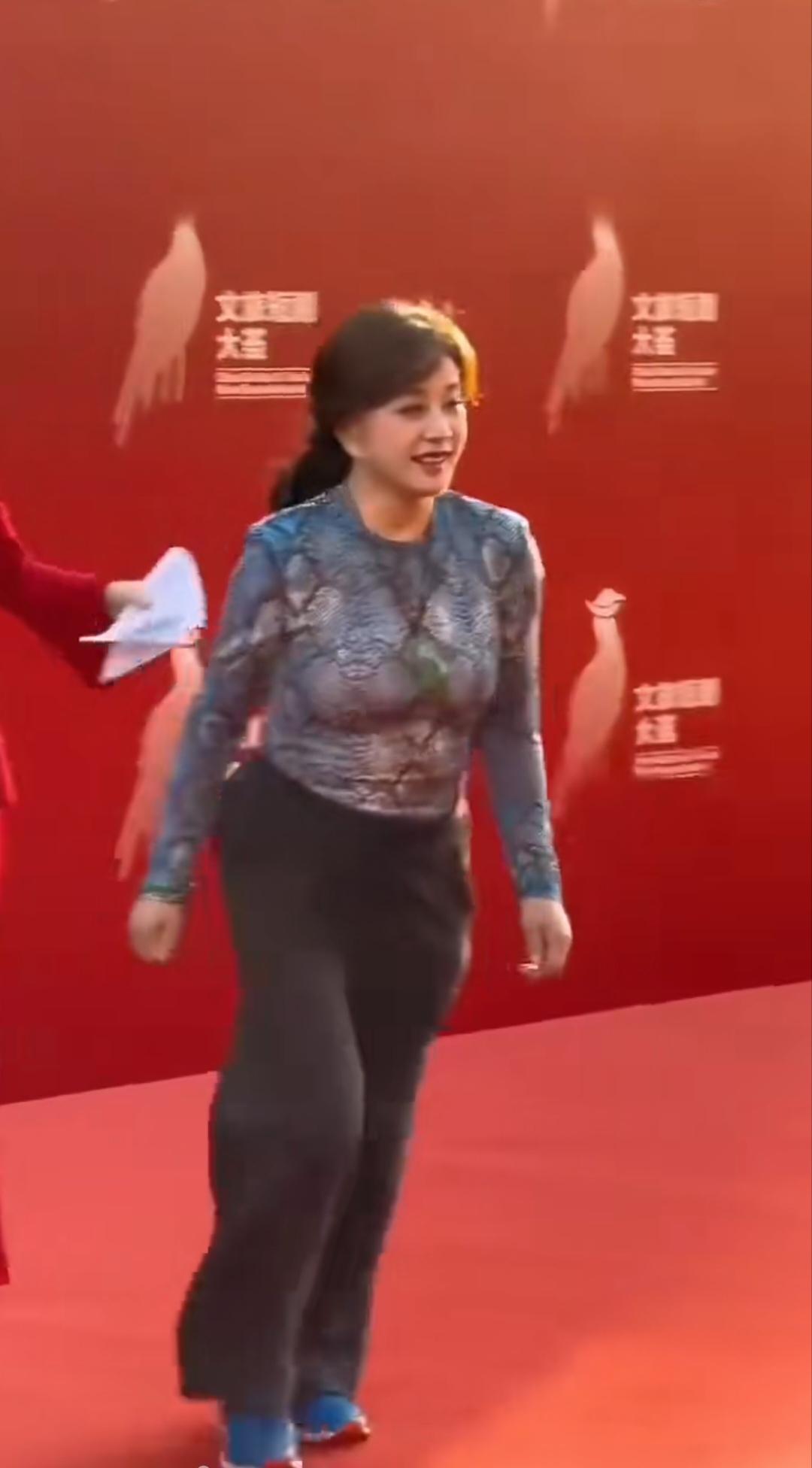 刘晓庆走红毯真是虎，别人都是优雅走过去，她像是超市抢鸡蛋。