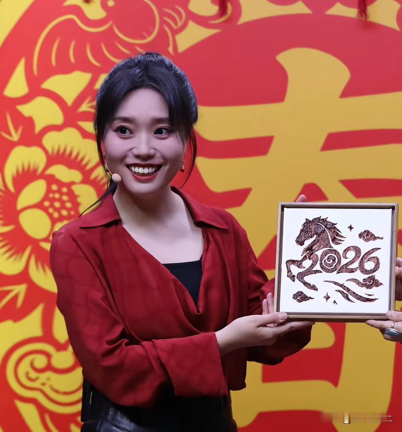 李雪琴现在估计偷着乐！
早知道瘦下来这么显气质 
因为现在站在春晚舞台上，谁还认