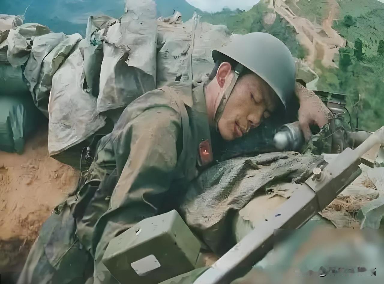 1979年，在紧张激烈的战斗间隙，一名解放军战士俯卧在战位上小憩，他的面容略显疲