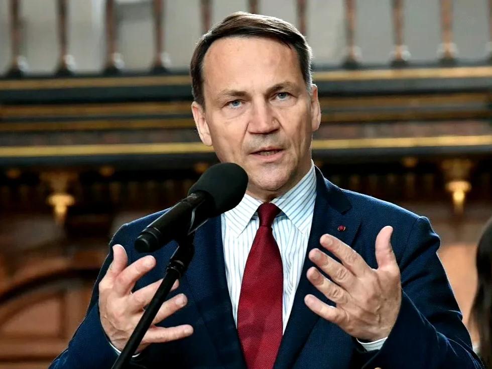 波兰，算是把整个欧盟推下了悬崖！很多人以为，波兰外长指责中国“发战争财”，只是一