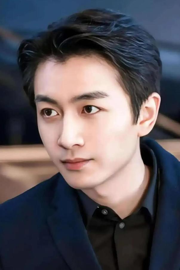 陈晓被曝在剧组里对合不来的同事直接零互动，收工就钻回房车，连表面客气都懒得装。报