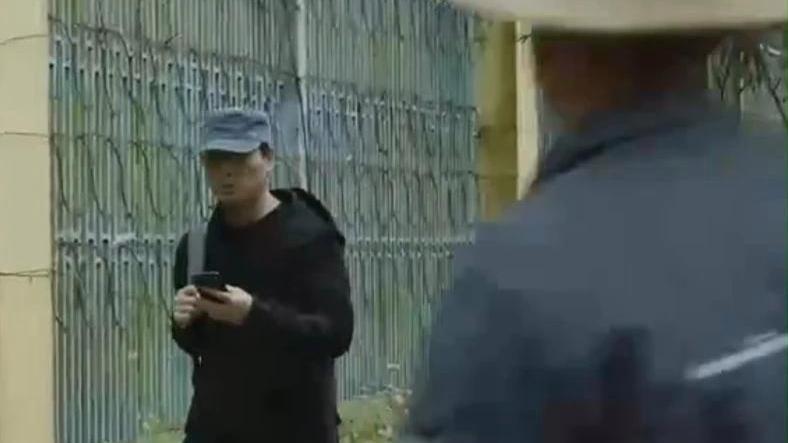 田间惊现“黑影”，村民抄起铁铲就追！扭打、藏包、越境——这一幕不是电影，就发生在