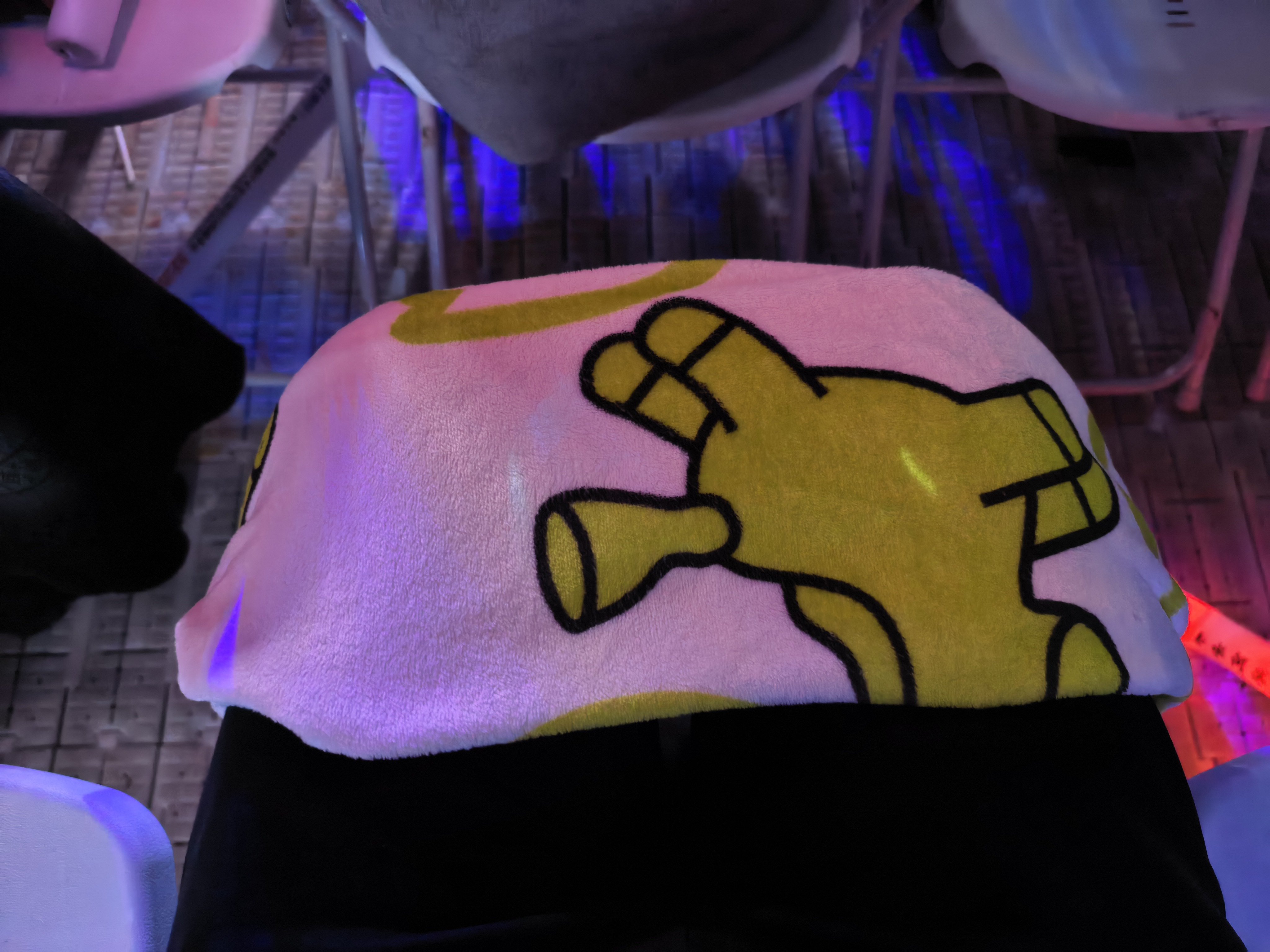 丽江晚上太冷了，我特意让同行的家人人手准备一个毛毯，太绝了我盖着毛毯膝盖都受不了