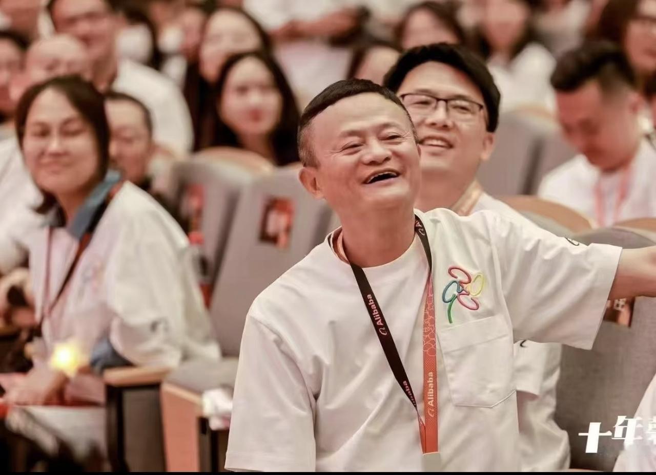 马云参加回国了，参加主持会议，笑容满面，罕见露出这样的一面。

7月20日，马云