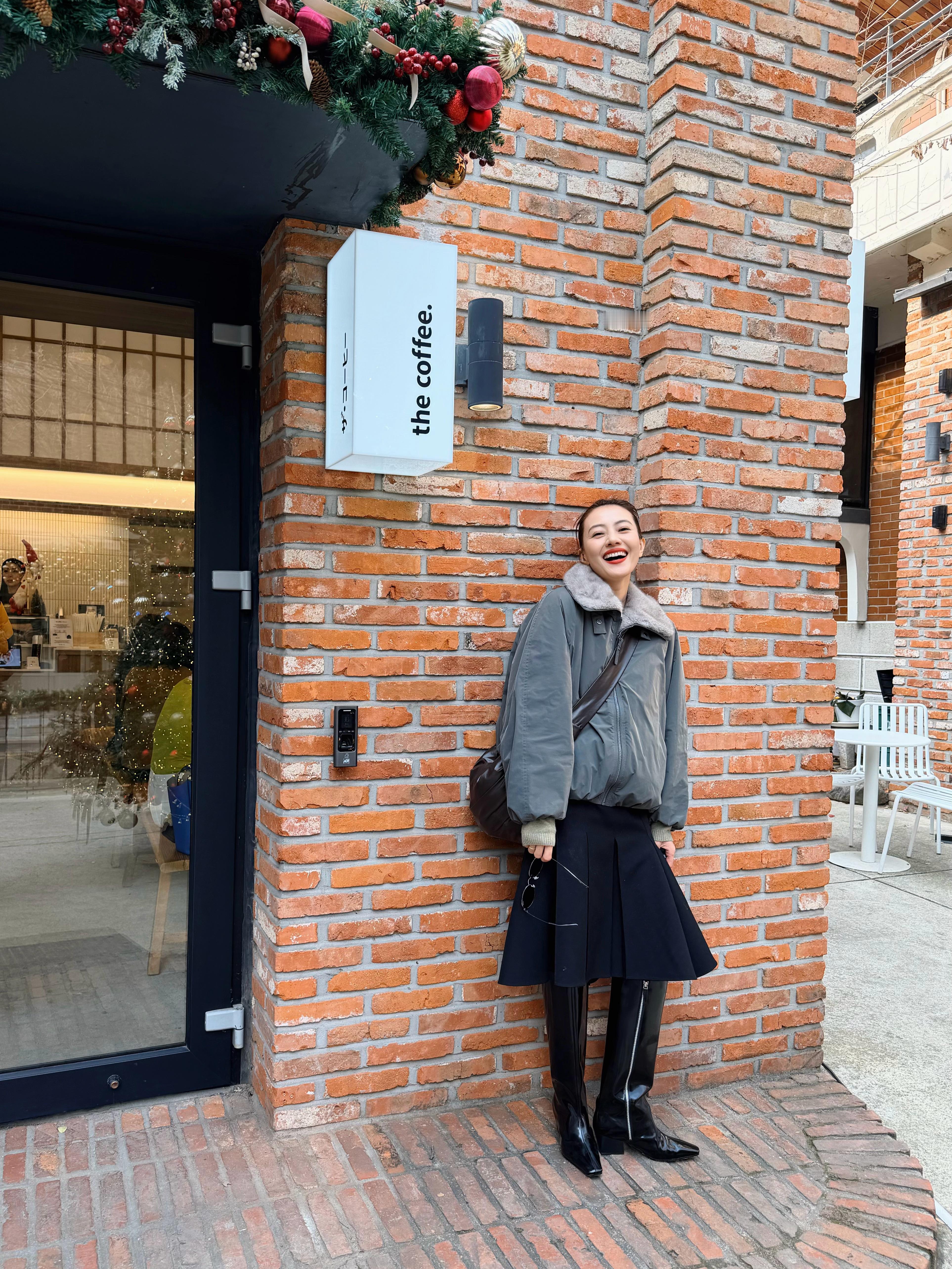 高圆圆 出片全靠闺蜜被 韩国街头的氛围感美照刷屏啦！原来这些镜头感满分的瞬间，全