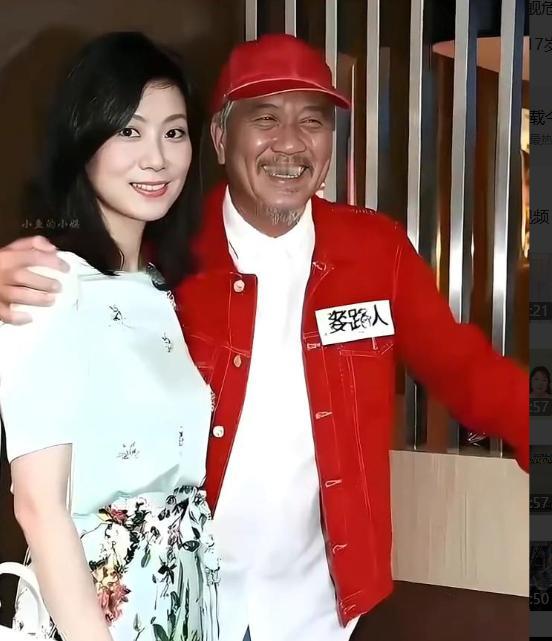 1996年新加坡的雨季，39岁的万梓良在酒店大堂看见一群南航空姐。其中一个姑娘穿