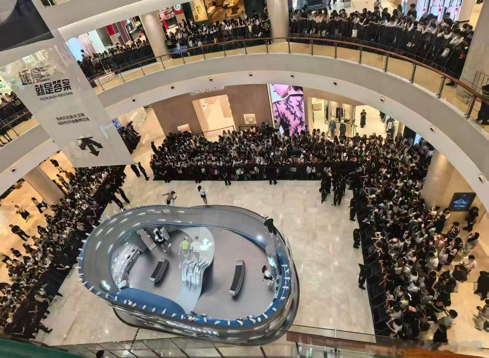 陈伟霆又染新发色了 不愧是时尚感在线的陈伟霆，新发色冲击力十足，痞帅气质拿捏得恰