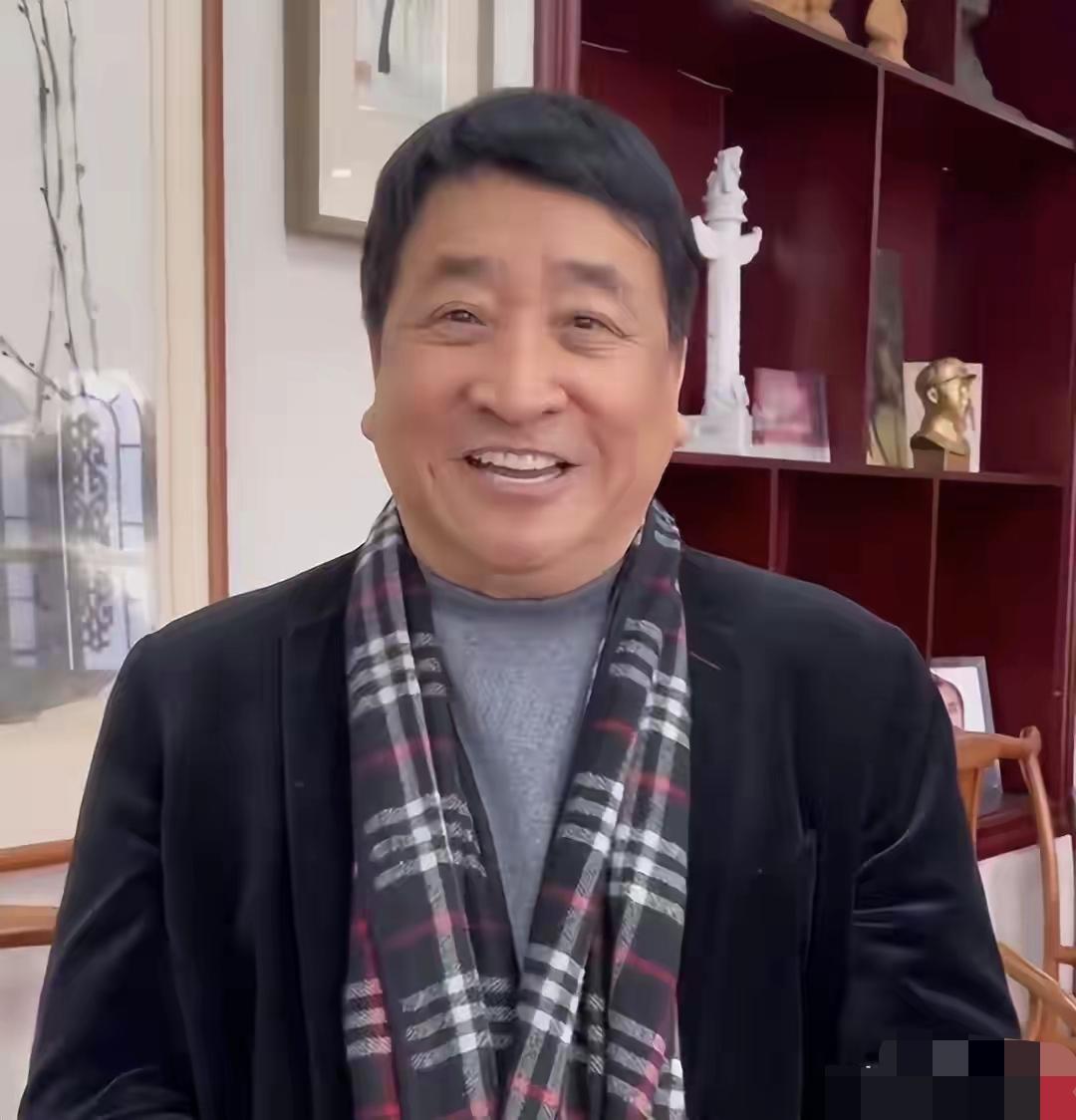 姜昆在加利福尼亚别墅与友人过圣诞并高唱爱国歌曲引发热议，网友吐槽其与2014年批