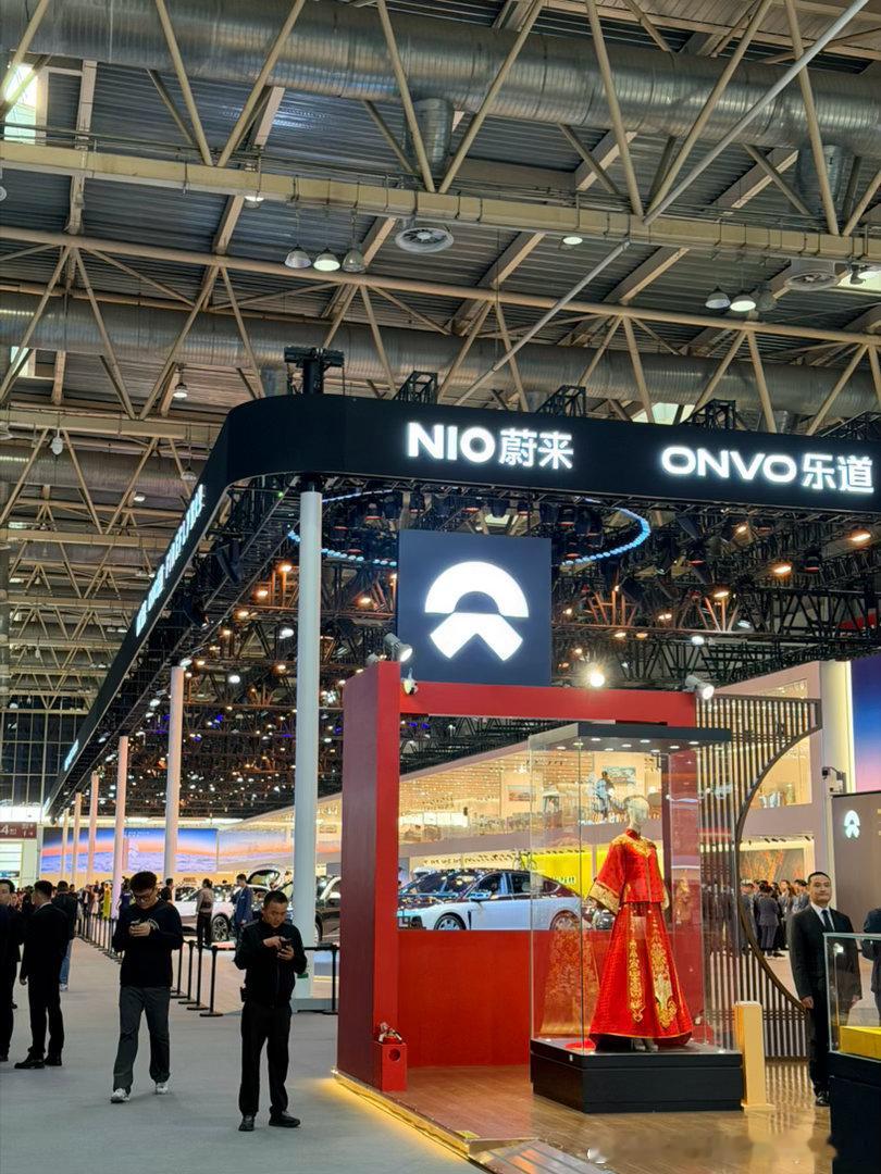 本次北京车展，蔚来乐道萤火虫的展台是历史以来最大的场地了大到离谱，面积是对面问界