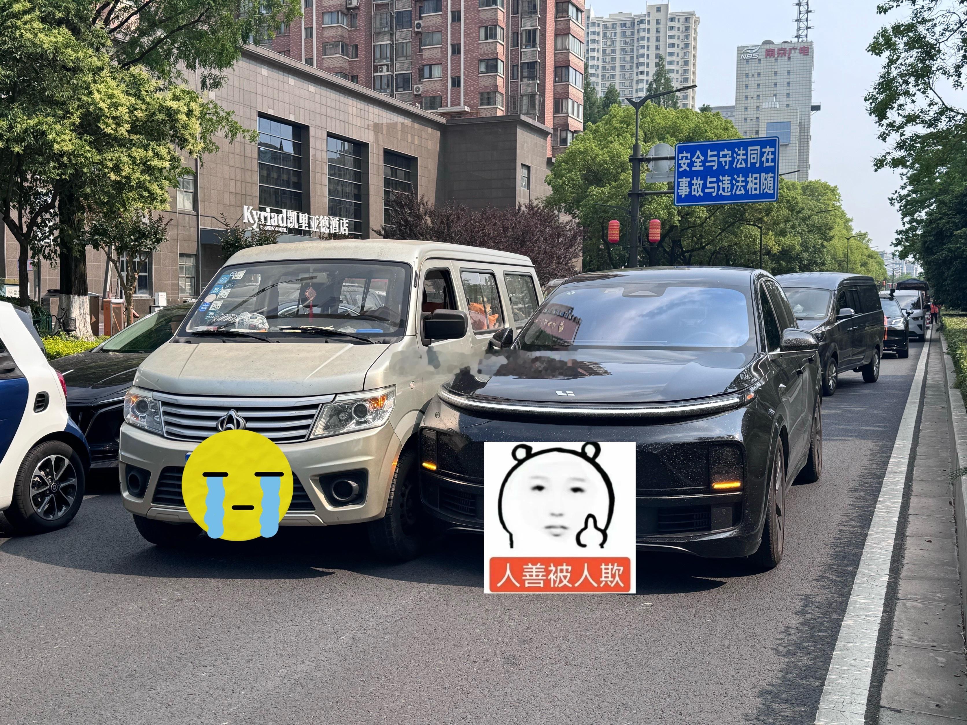打完灯直接变道是吧 真是太坏了