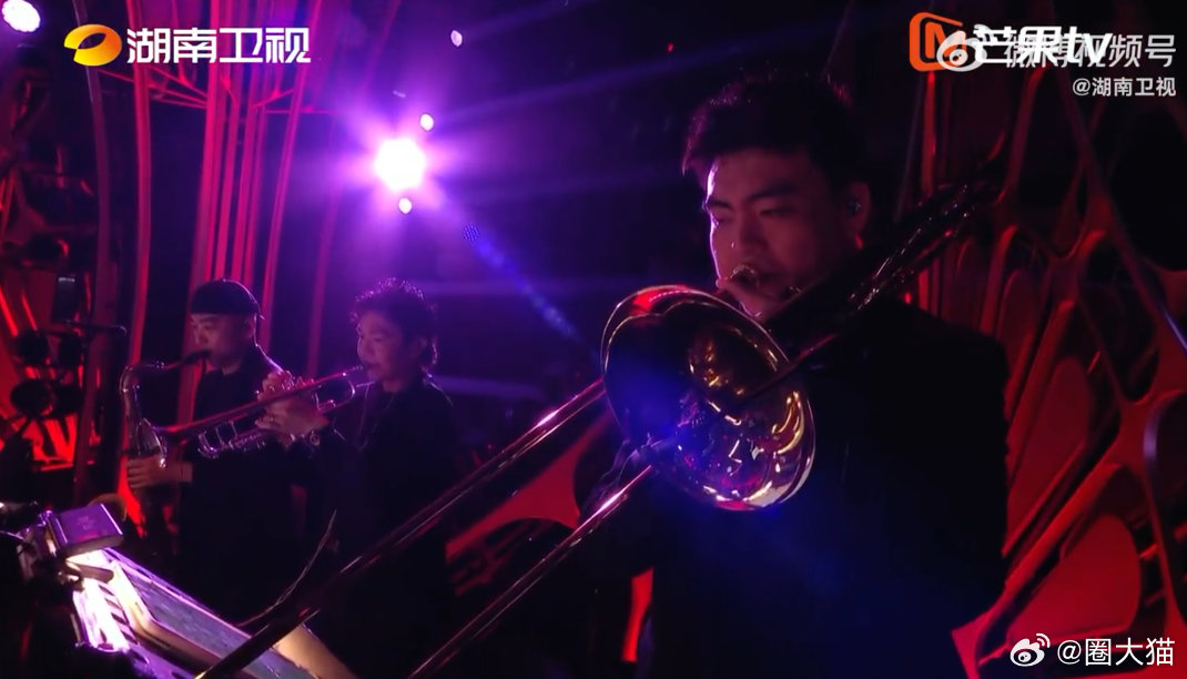 歌手直播庾澄庆让我一次爱个够放声呐喊抒发心意，爱意表达浓烈又真挚 