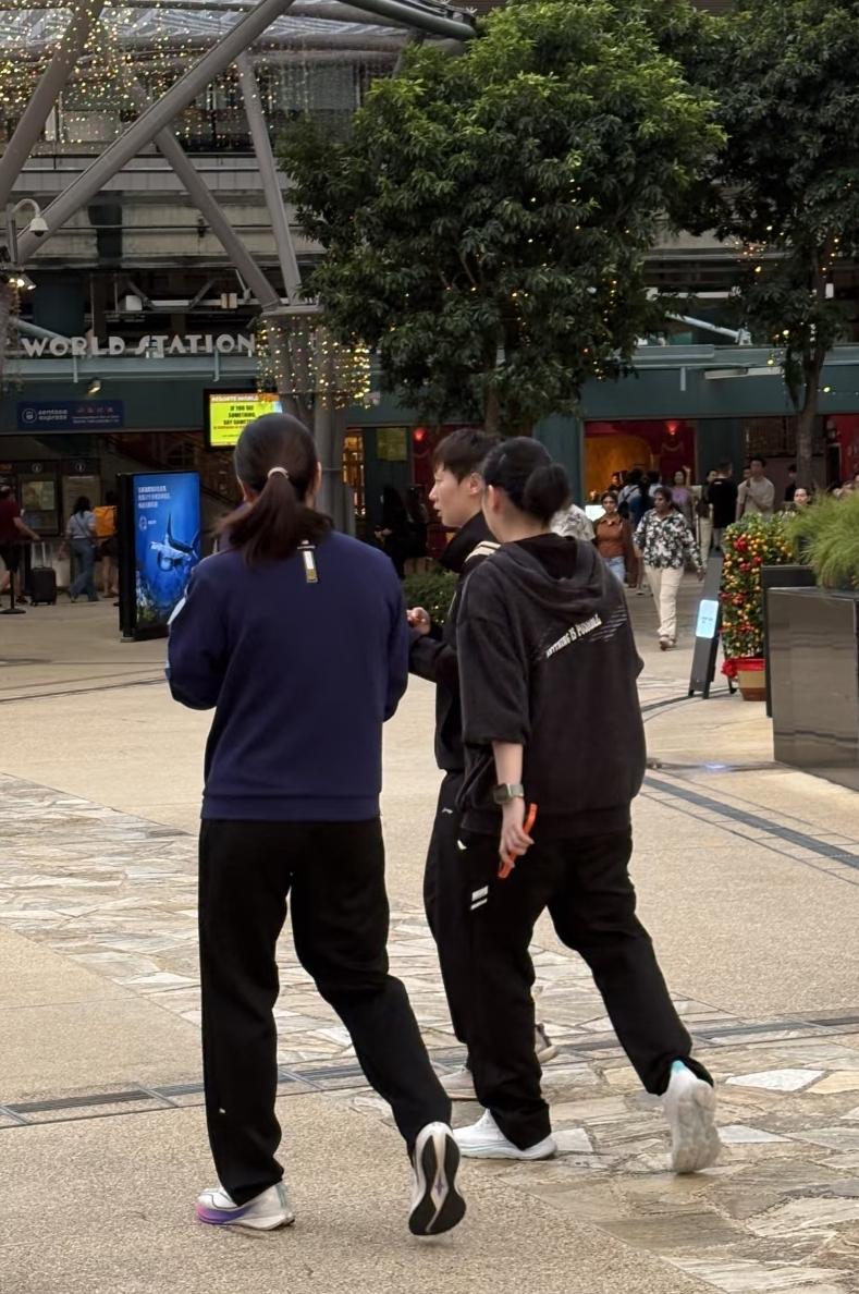 被拍到傍晚时间在新加坡外出觅食的王曼昱和队友徐奕、陈熠。
曼昱昨天落地新加坡，准