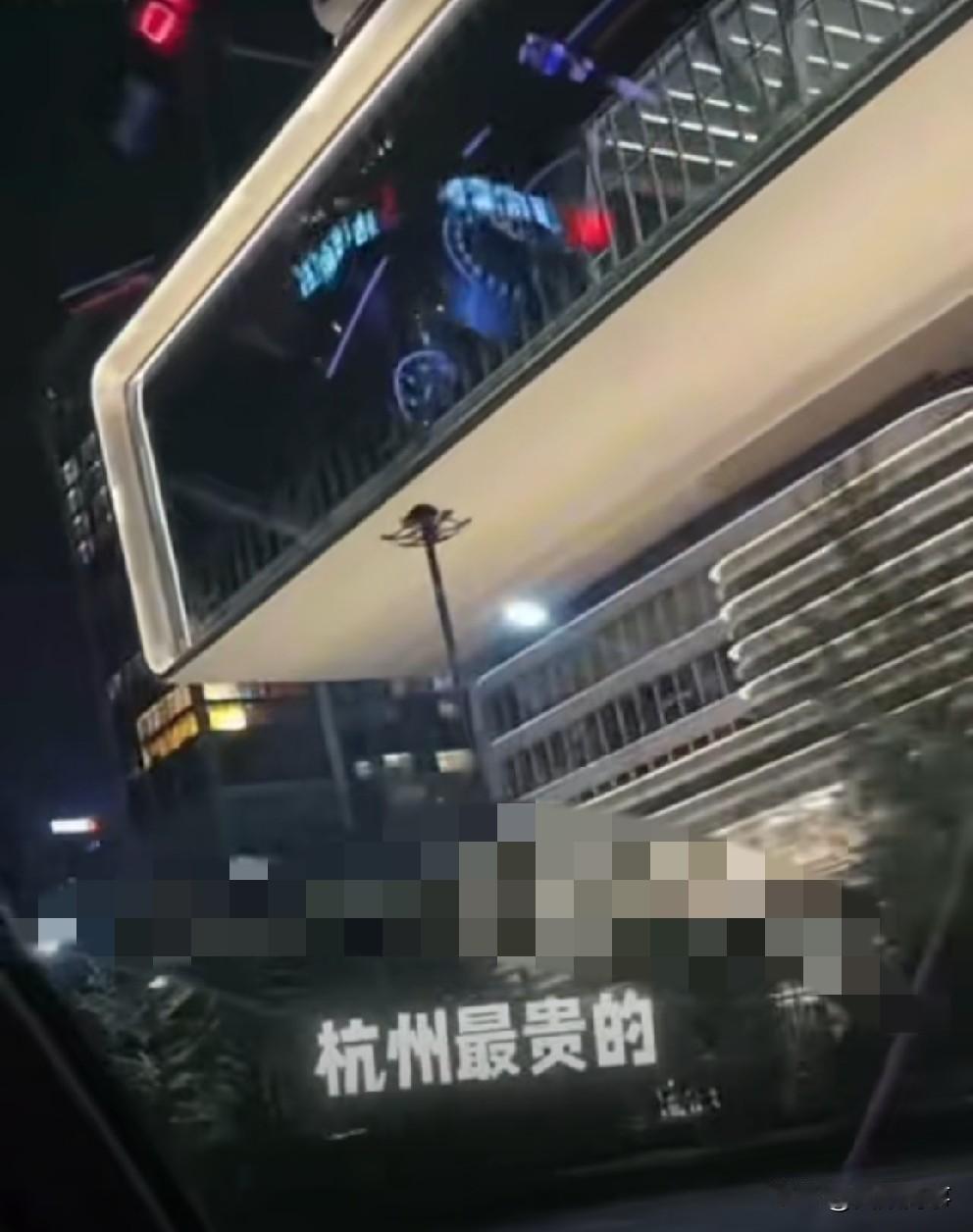 二驴想念辛巴，透露牌、伊夫妇已和好！

         二驴、奶豆落地杭州打车