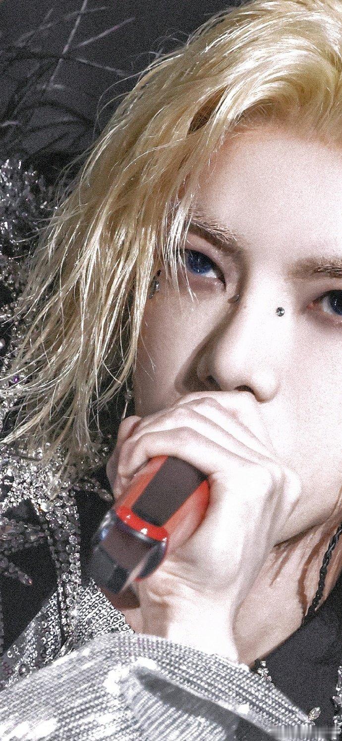  华晨宇以惊艳造型亮相武汉演唱会，#华晨宇 摇滚金发伯爵#，尽显疯批美神气质。 