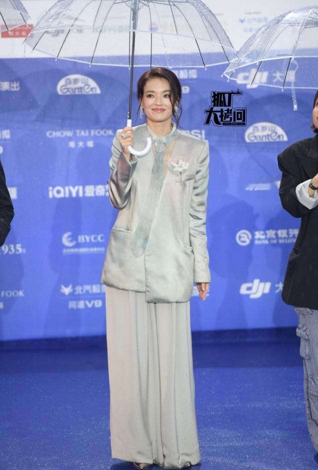 舒淇阿玛尼最新一季高定内娱首穿！
华人女演员能穿上阿玛尼高定的女明星不多，能穿上