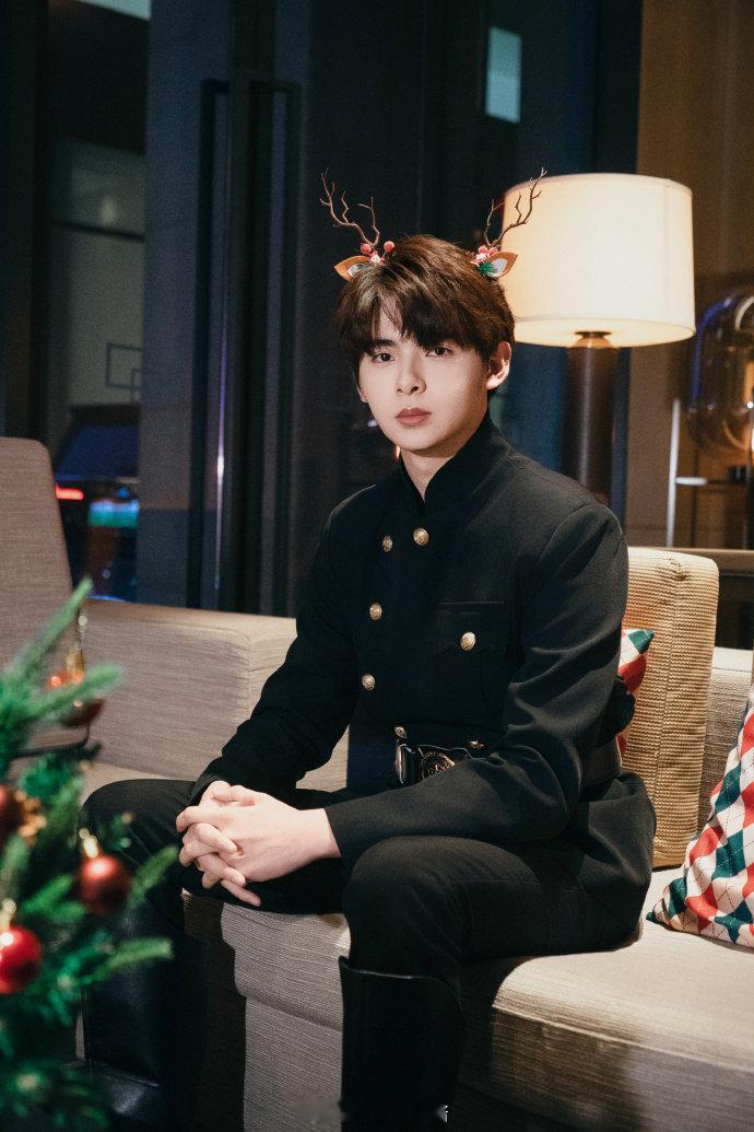 伞兵带小鹿发箍的反差感 PEL集结夜路透 伞国王子驾到~小伞这一身好有感觉