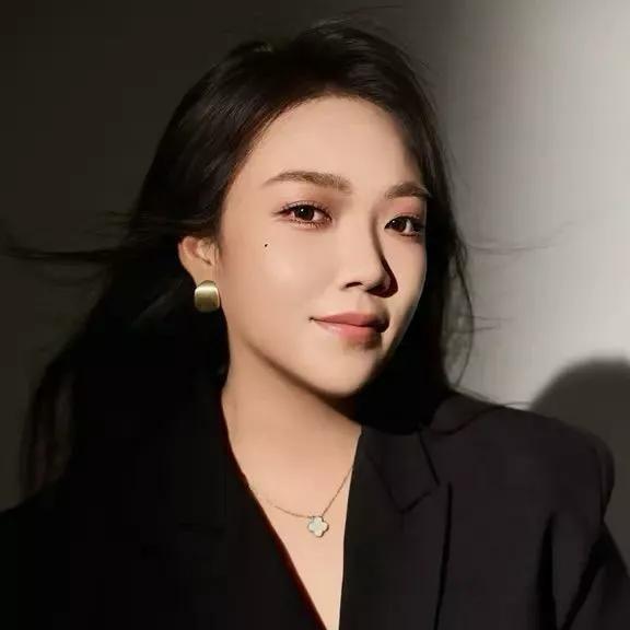 优雅的黑西装，搭配金色耳环，尽显时尚感玫红色西装套装 金属灰西装套装 高级黑西装