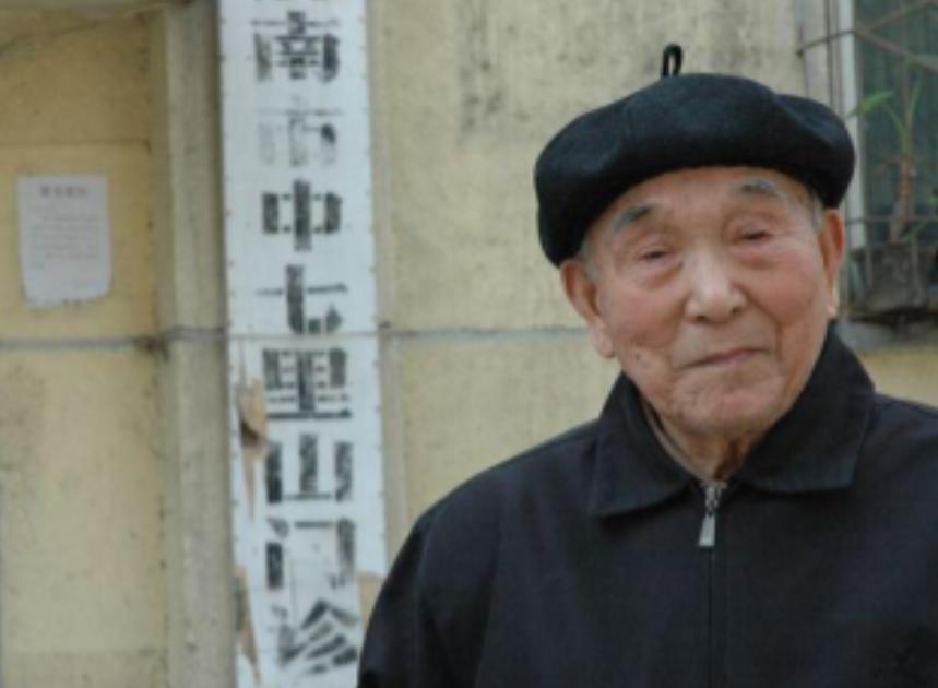 妻子做梦都想不到，那个和自己同床共枕35年，连一只蚂蚁都舍不得踩死的老伴儿，竟然