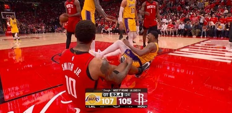 【🏀热血瞬间！斯玛特暴扣得手，补篮造杀伤，两罚全中🔥】在比赛中，斯玛特犹如一