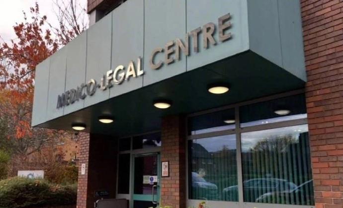 【英国情侣吸毒去世尸体旁有验孕棒】英国南约克郡巴恩斯利发生一桩令人心碎的悲剧，一