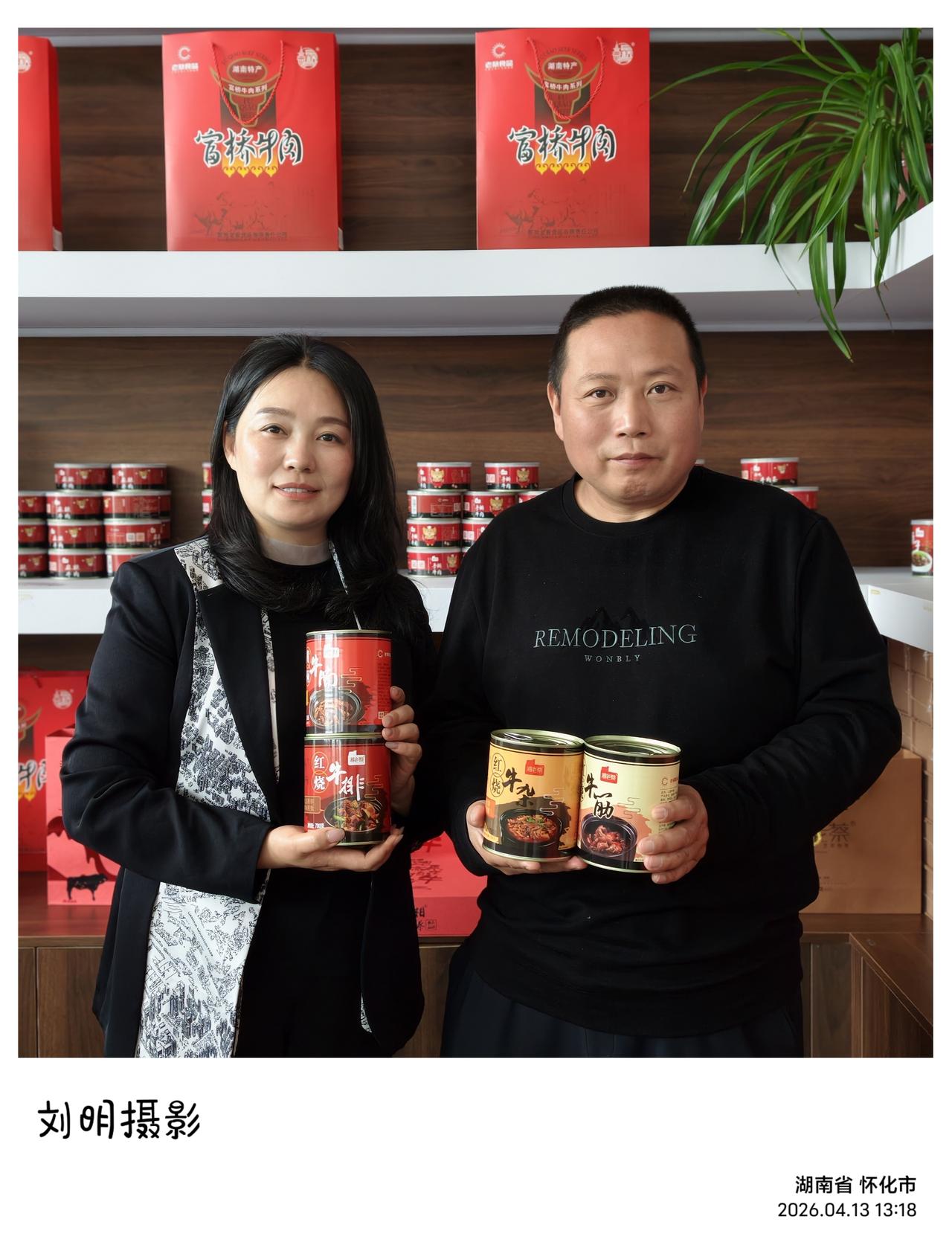 我们是中午从湖南新晃起身的，车子驶上高速，便一头扎进滇黔的天光里。天是瓦蓝的，云