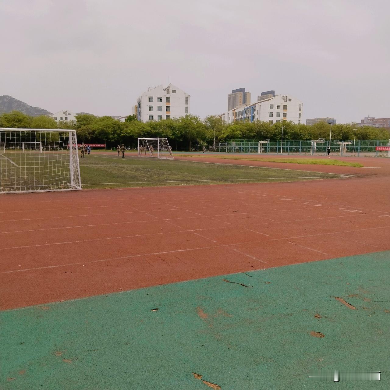 15天不得已停跑，今早继续跑步。
6公里跑下来，用60/%的气力，安然无恙。
可