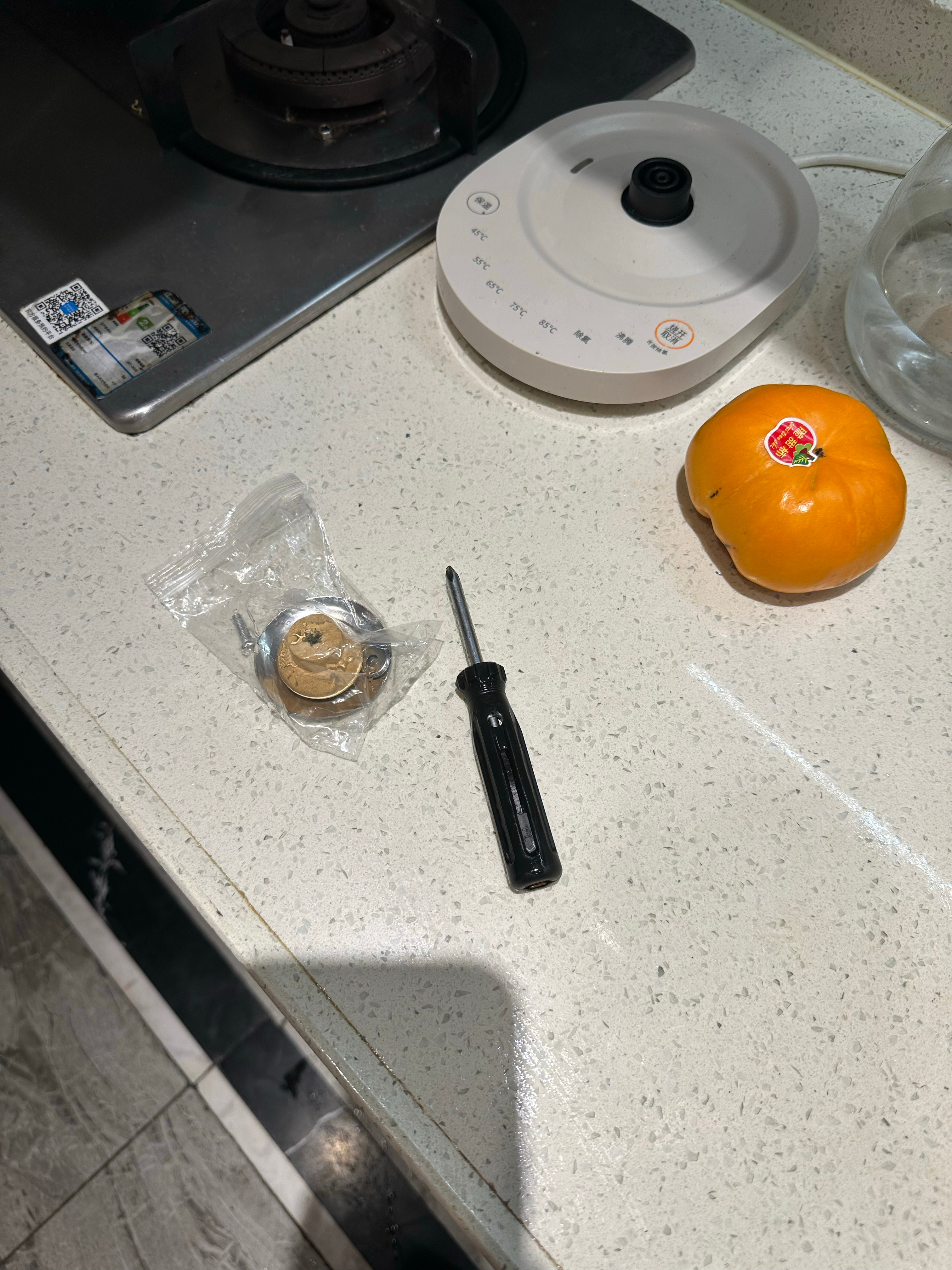 刷抖音，刷到一分钱 两个锅盖把手。 下单了自己换上新的（原锅盖把手松动）。太会过