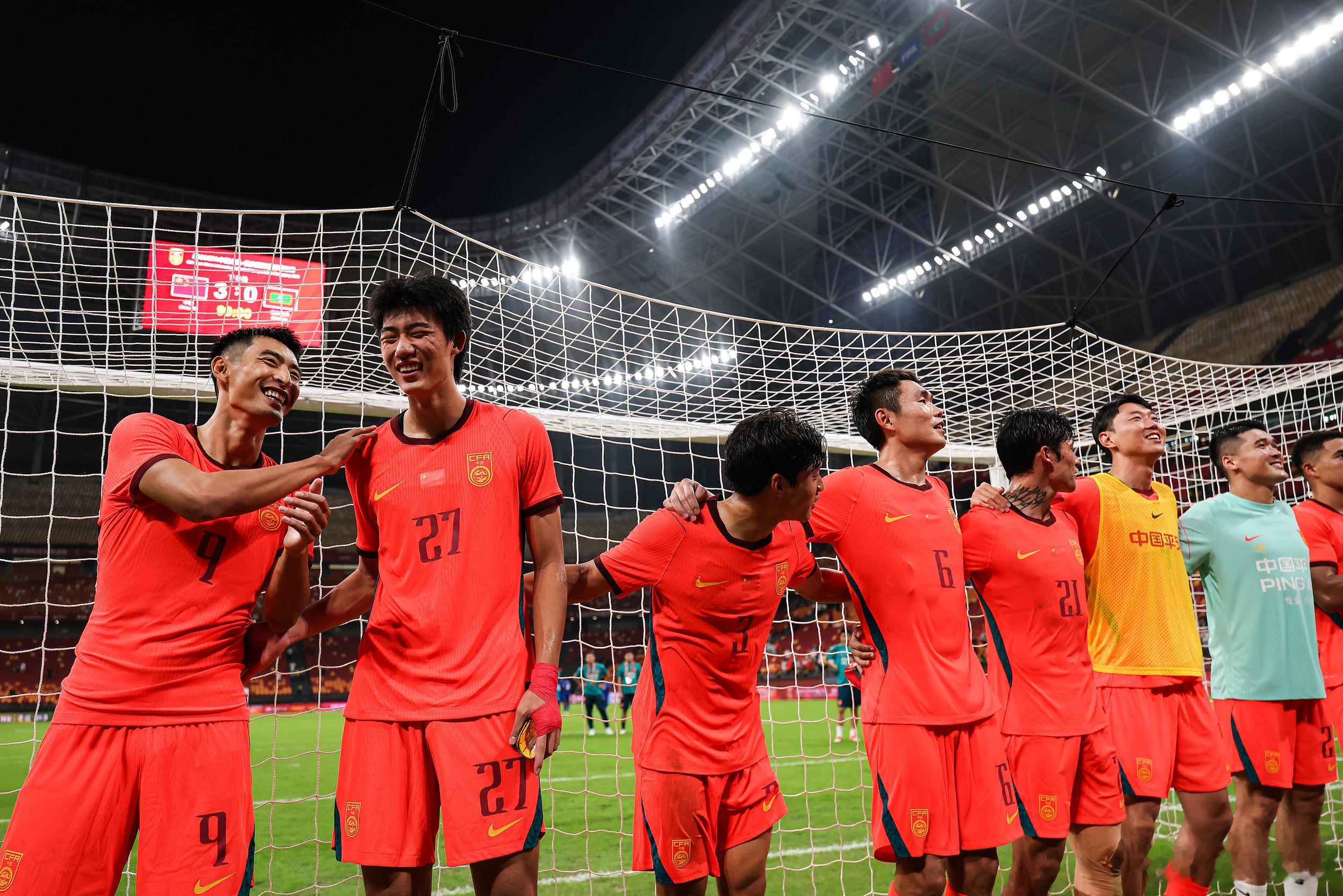 在国际热身赛中，国足3-0战胜马尔代夫。本场比赛，国足一共有9名球员完成国际A级