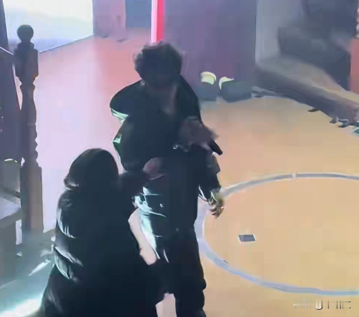 马伯骞舞台差点被强吻！粉丝冲上台直奔嘴去，多亏身高差救了场
 
马伯骞在舞台上正