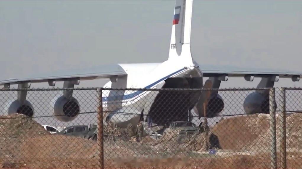 正在叙利亚撤人撤东西的俄空天军运输机这次俄方优先使用IL-76MD-90A，因为