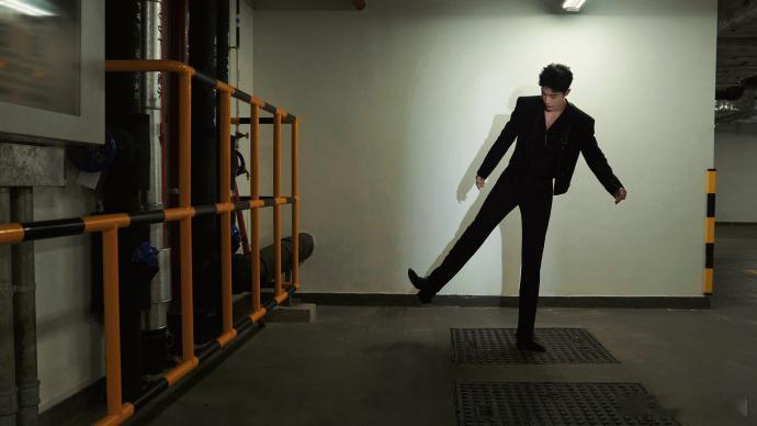 #肖战冷脸霸总感##肖战出租车内大片# 肖战在出租车内的模样，冷脸霸总魅力四溢。