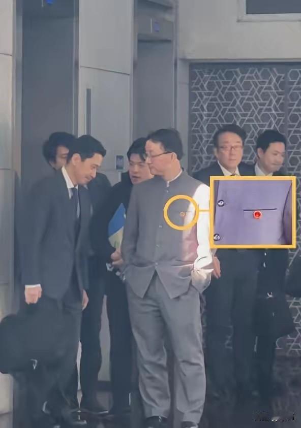 中山装戴国徽，双手插兜谁怕谁！
​那一刻他双手插兜，面前的都不值一提。
​刘司长